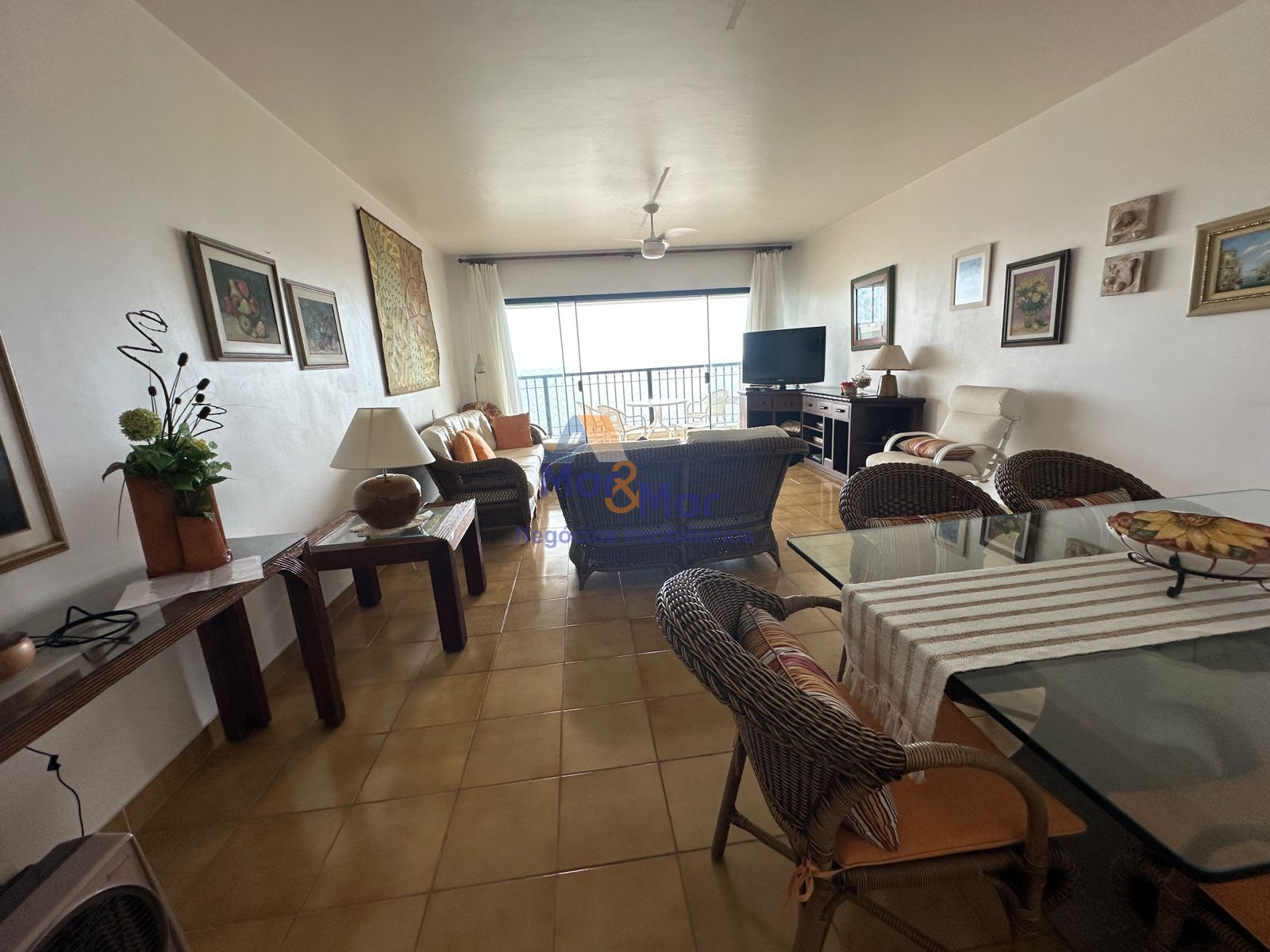 Apartamento na Praia das Pitangueiras, Guarujá - SP