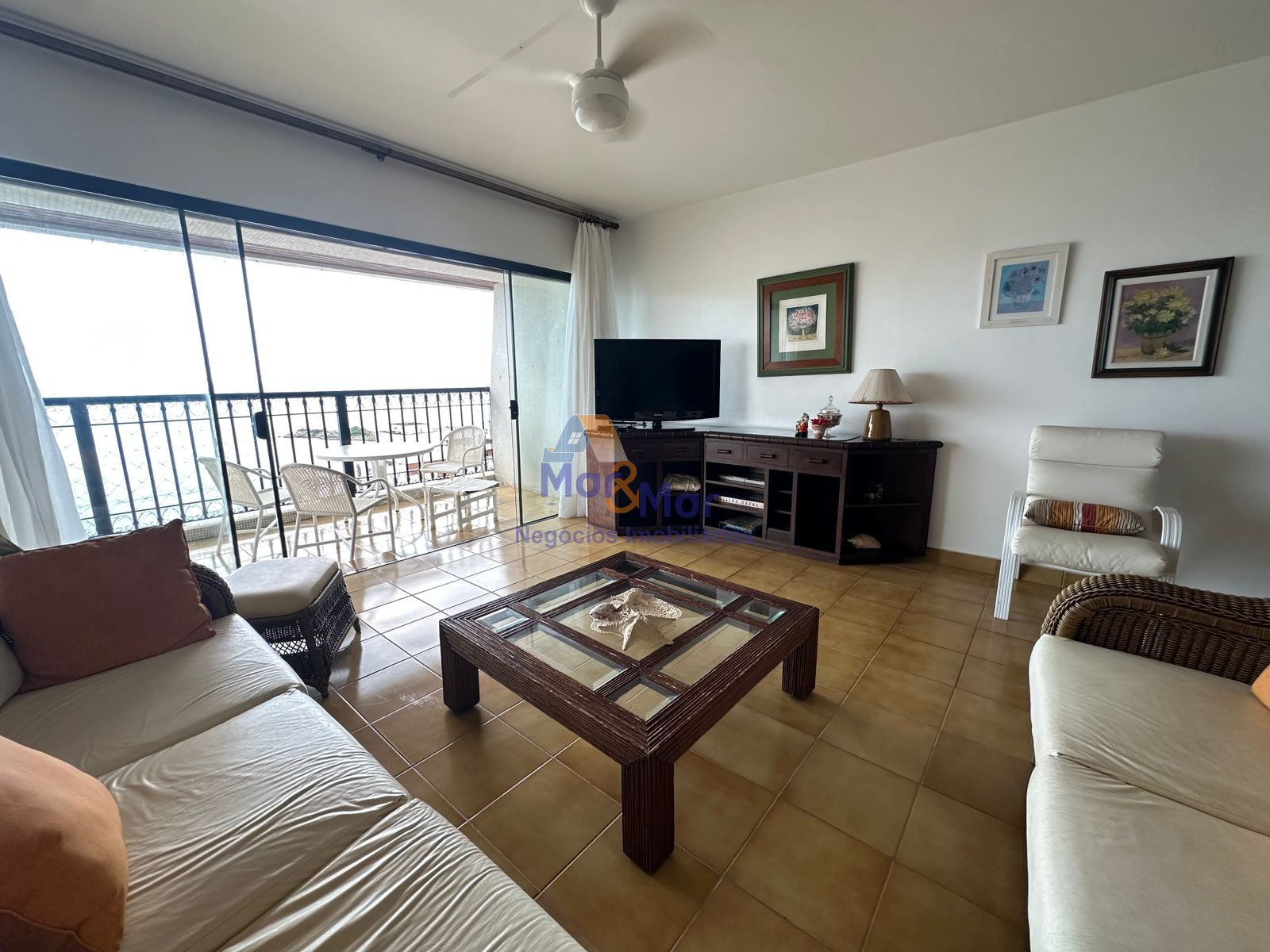 Apartamento na Praia das Pitangueiras, Guarujá - SP