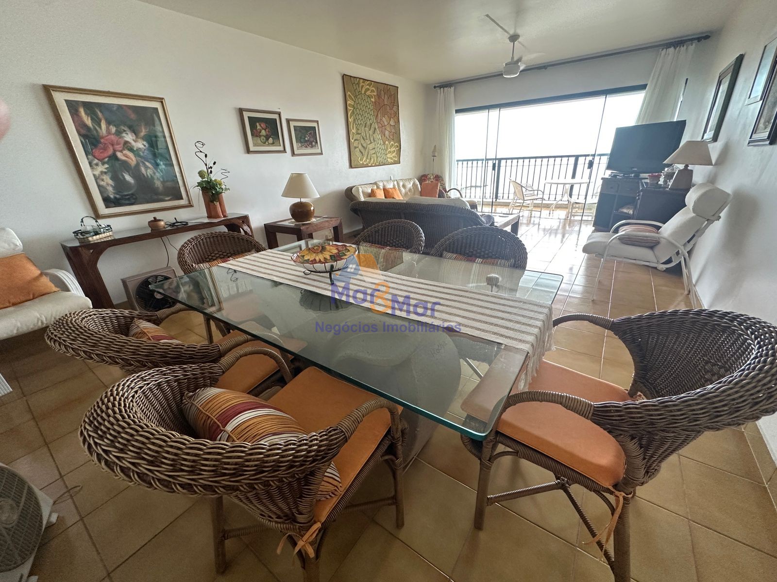 Apartamento na Praia das Pitangueiras, Guarujá - SP