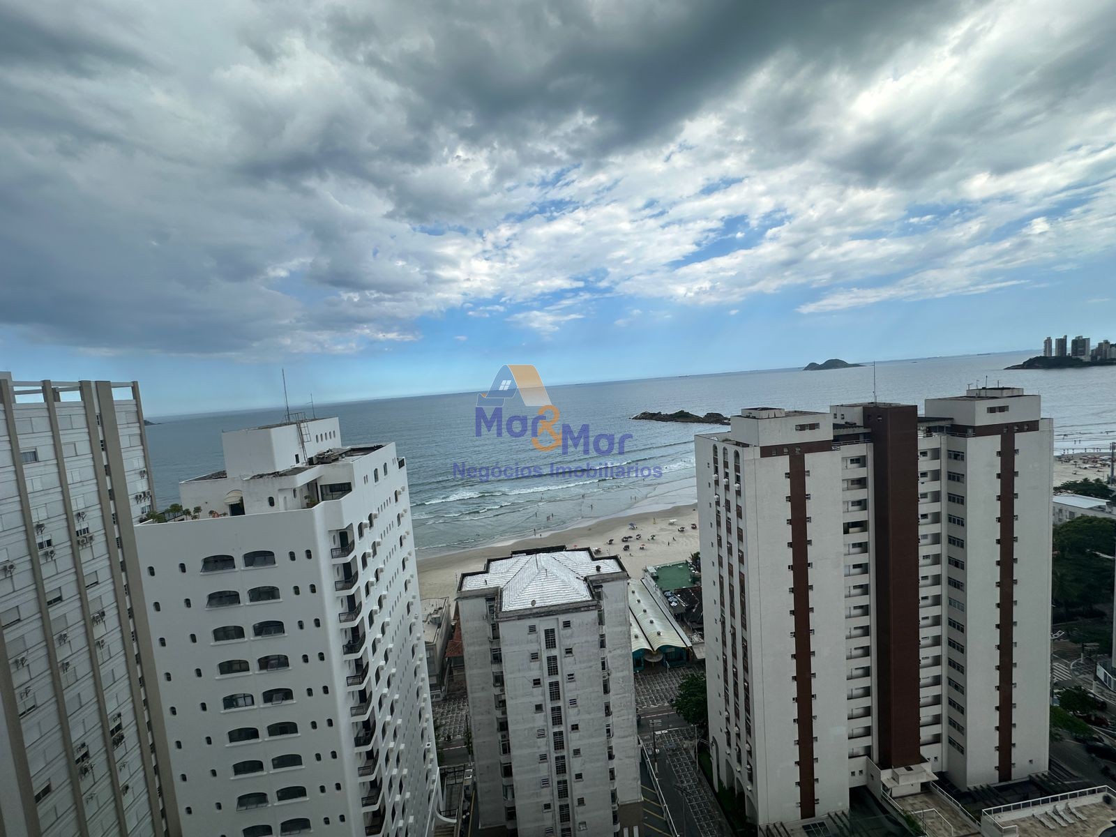 Apartamento na Praia das Pitangueiras, Guarujá - SP