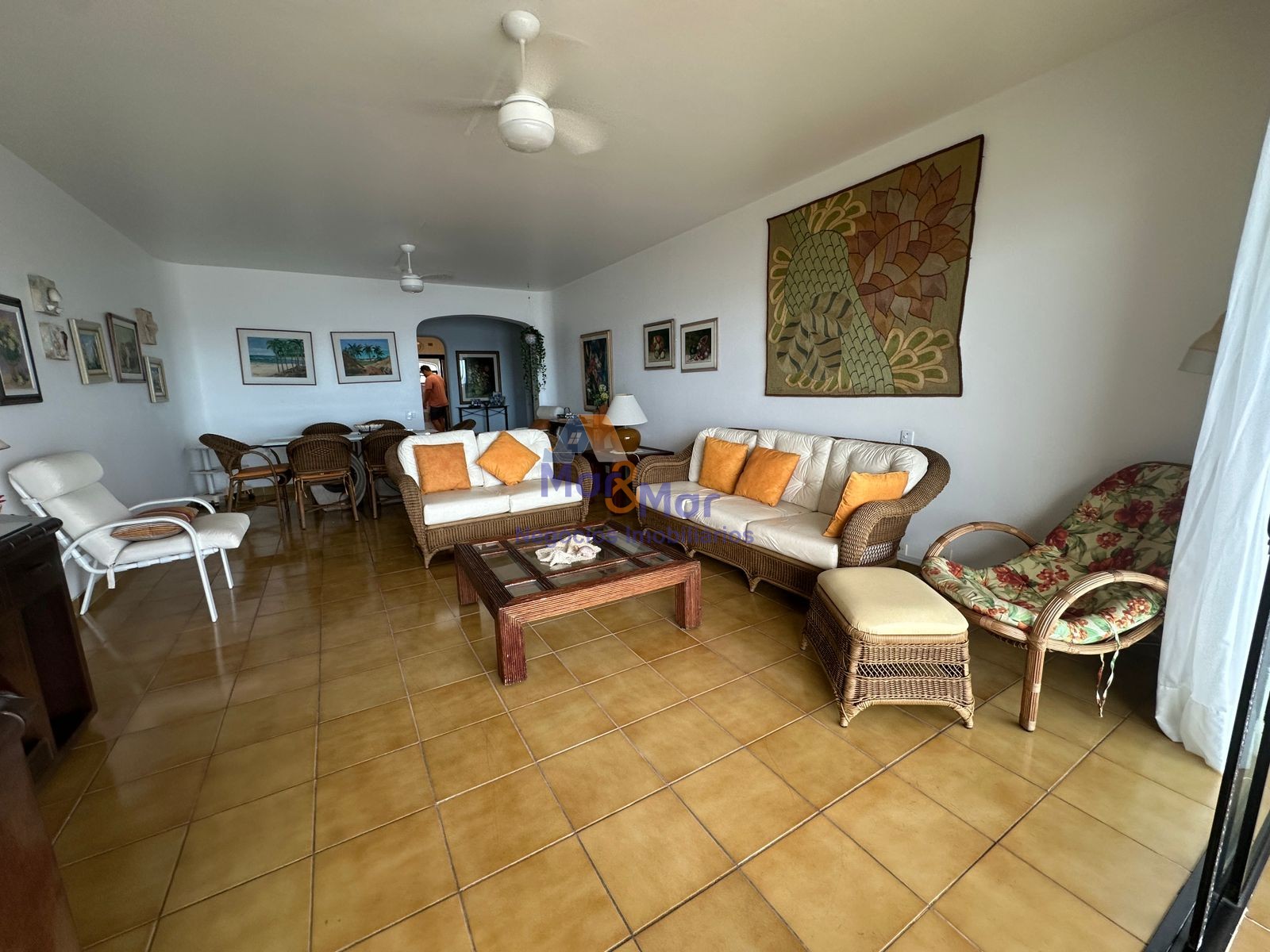 Apartamento na Praia das Pitangueiras, Guarujá - SP