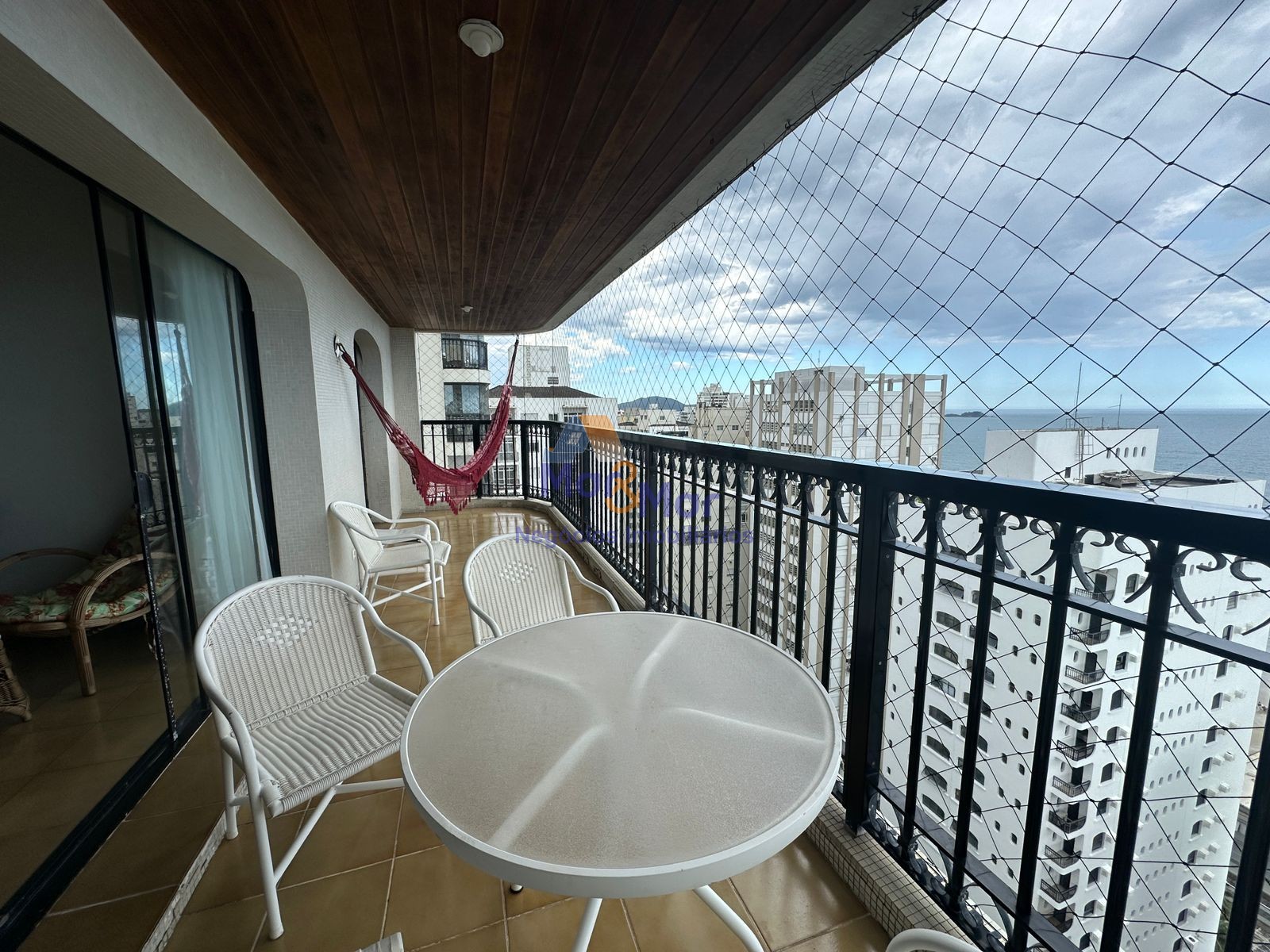 Apartamento na Praia das Pitangueiras, Guarujá - SP
