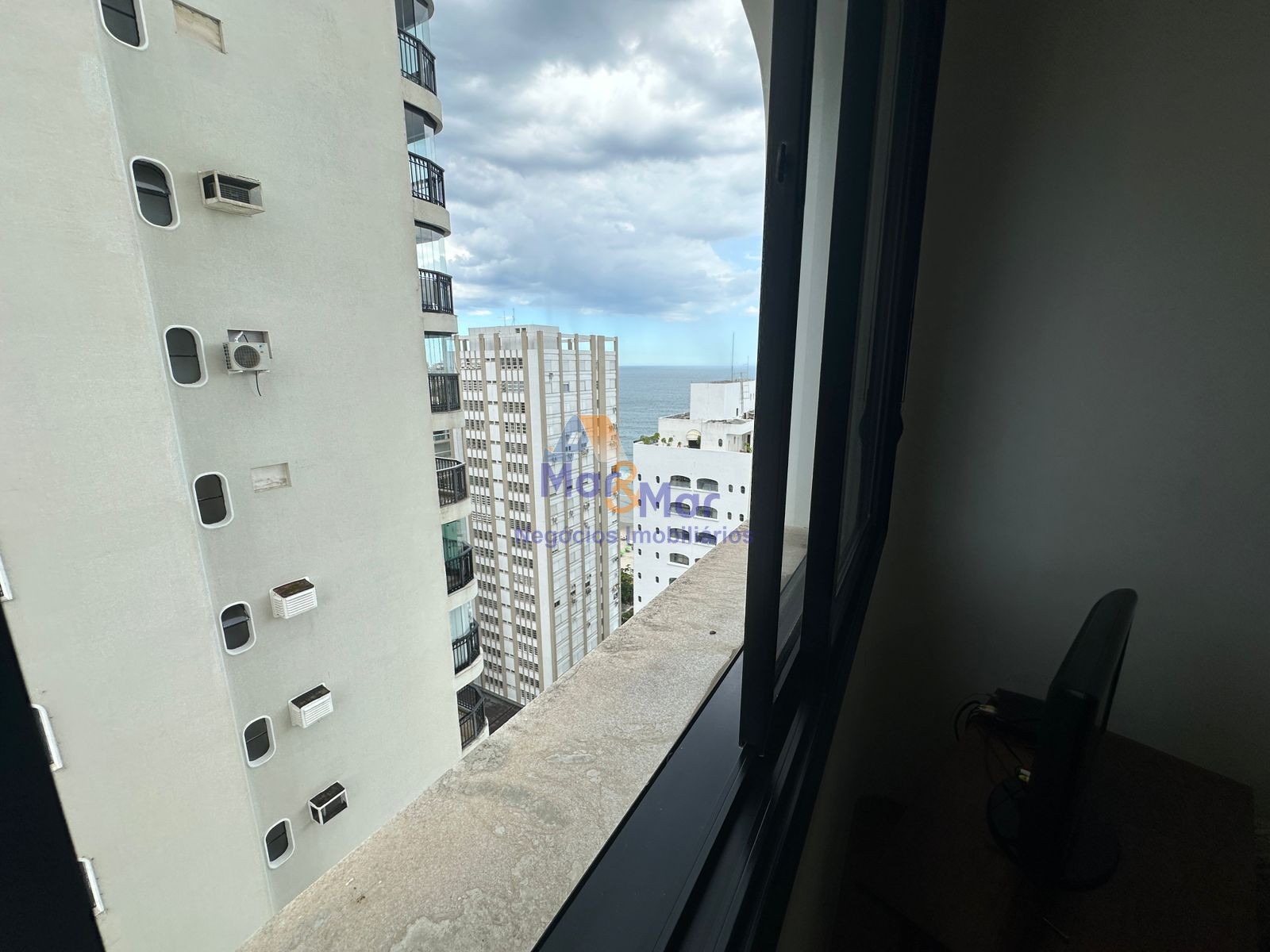 Apartamento na Praia das Pitangueiras, Guarujá - SP
