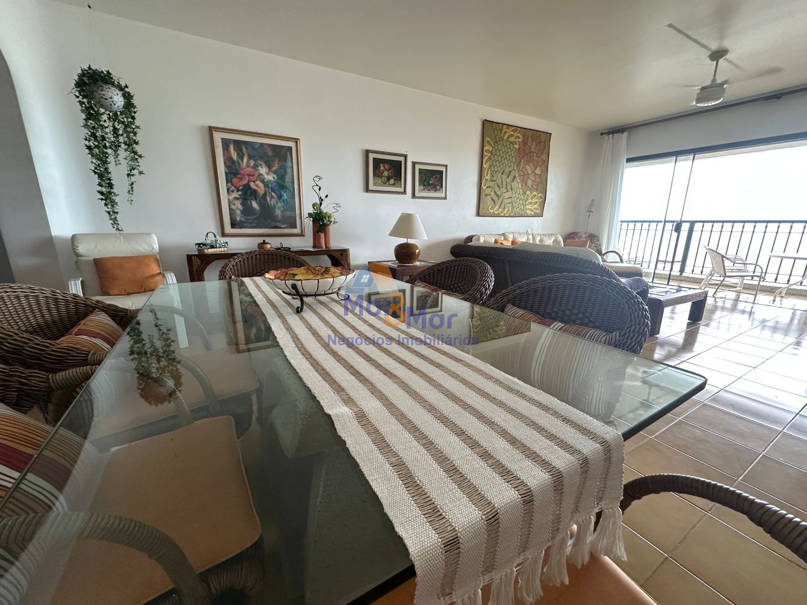 Apartamento na Praia das Pitangueiras, Guarujá - SP