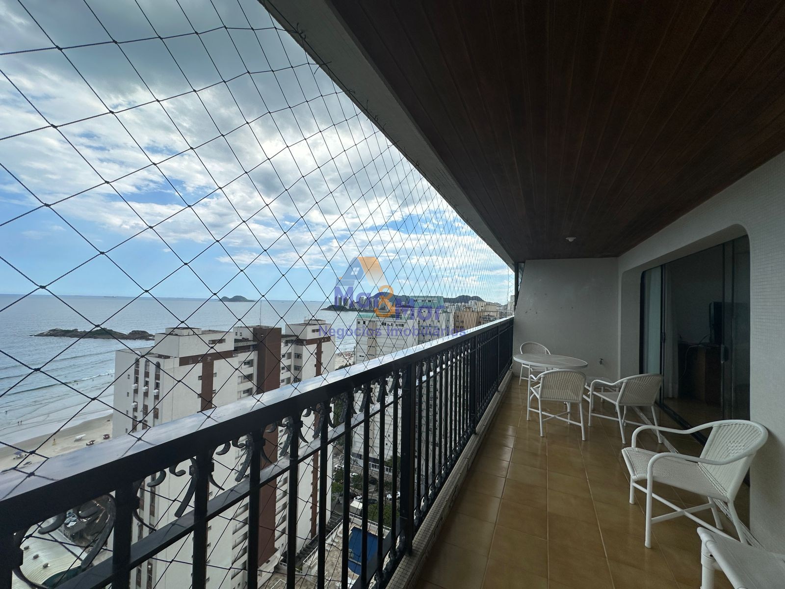 Apartamento na Praia das Pitangueiras, Guarujá - SP