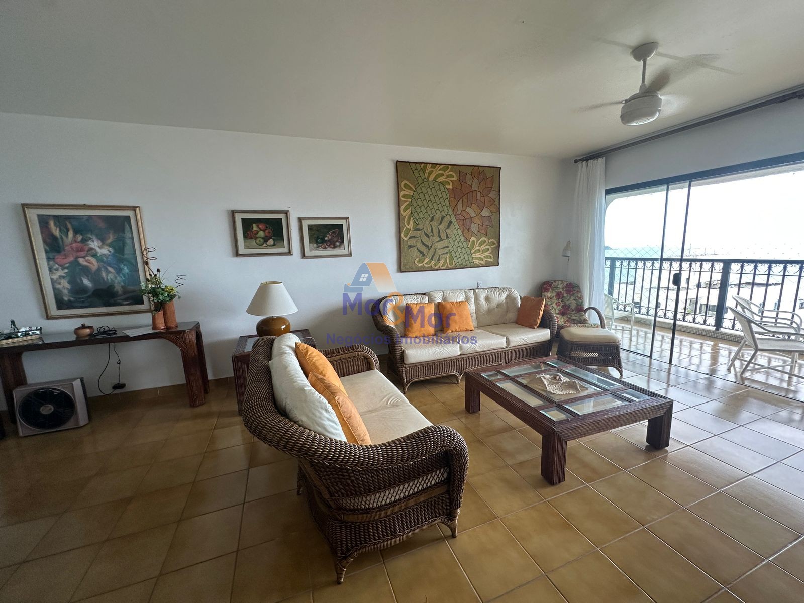 Apartamento na Praia das Pitangueiras, Guarujá - SP