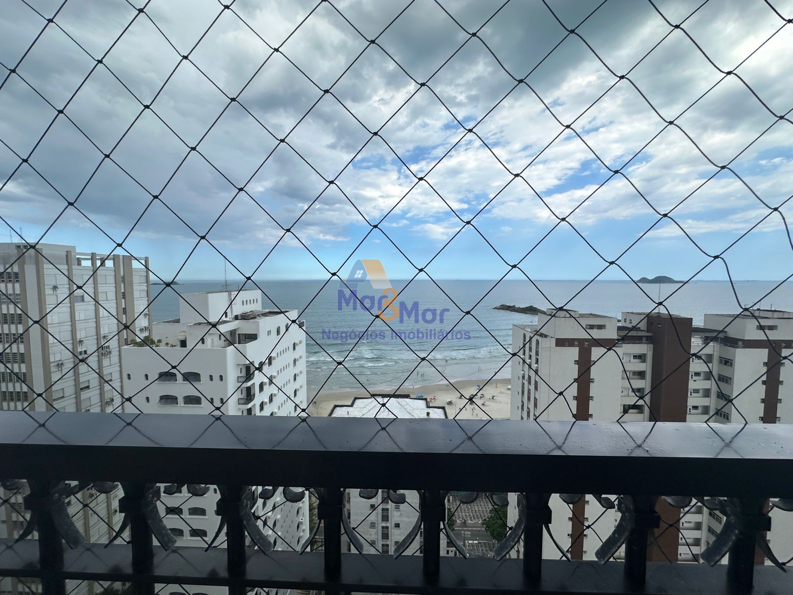 Apartamento na Praia das Pitangueiras, Guarujá - SP