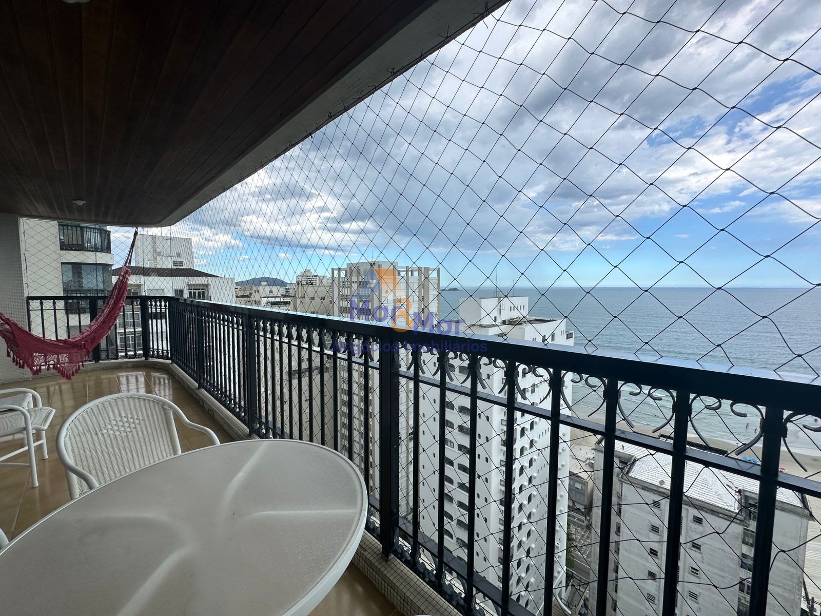Apartamento na Praia das Pitangueiras, Guarujá - SP