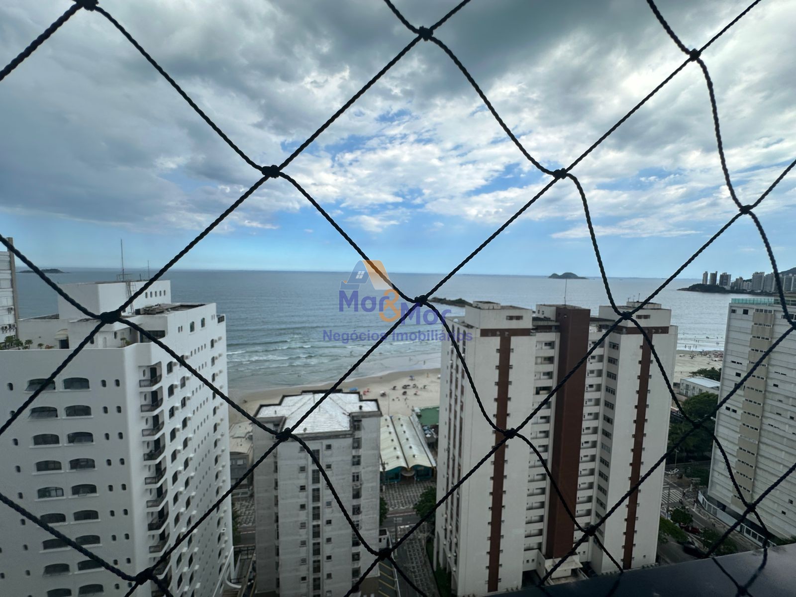 Apartamento na Praia das Pitangueiras, Guarujá - SP
