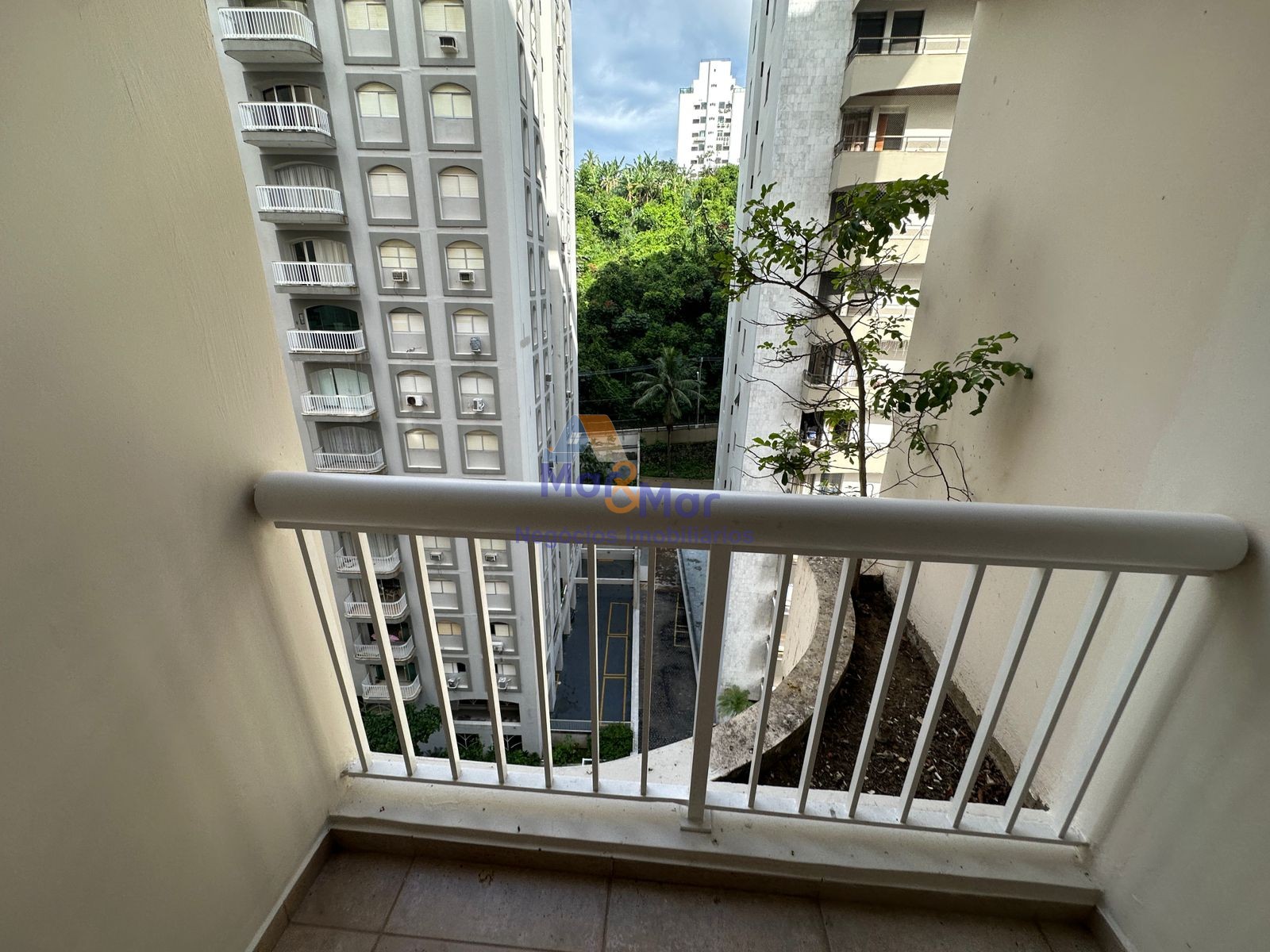 Apartamento na Praia das Pitangueiras, Guarujá - SP
