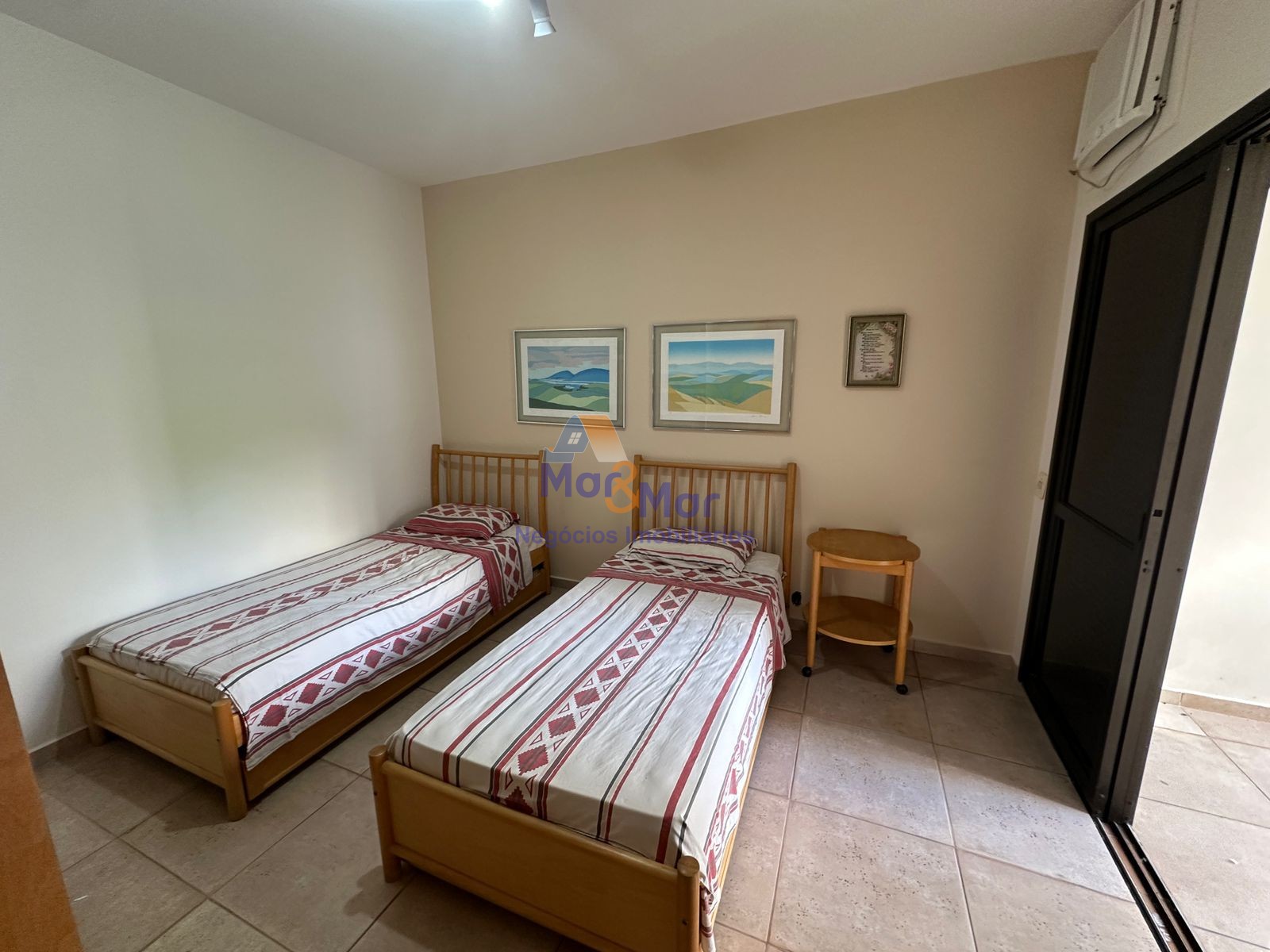 Apartamento na Praia das Pitangueiras, Guarujá - SP