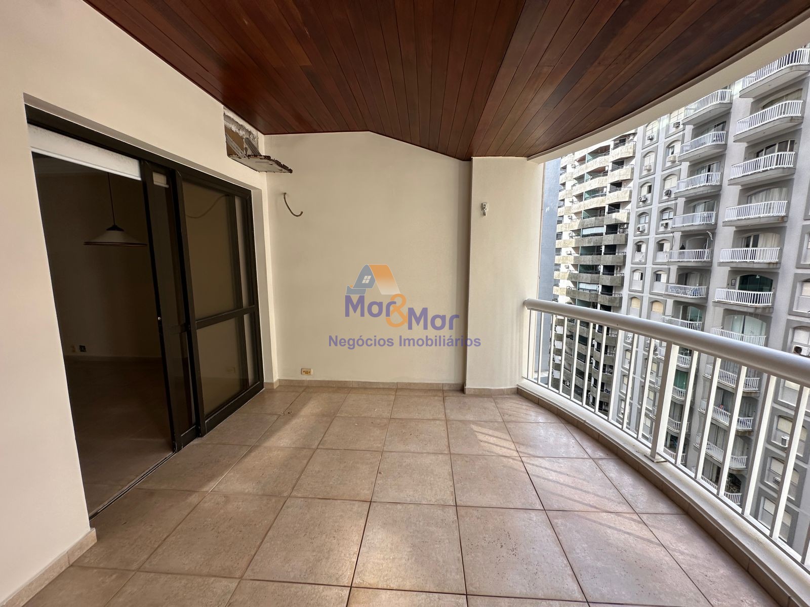 Apartamento na Praia das Pitangueiras, Guarujá - SP