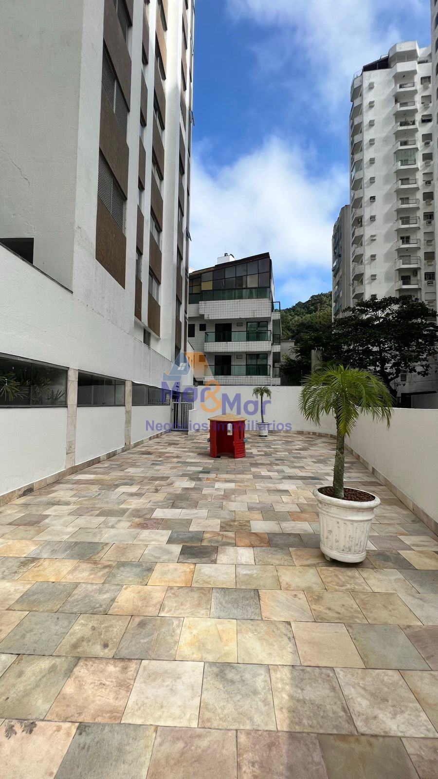 Apartamento na Praia das Pitangueiras, Guarujá - SP