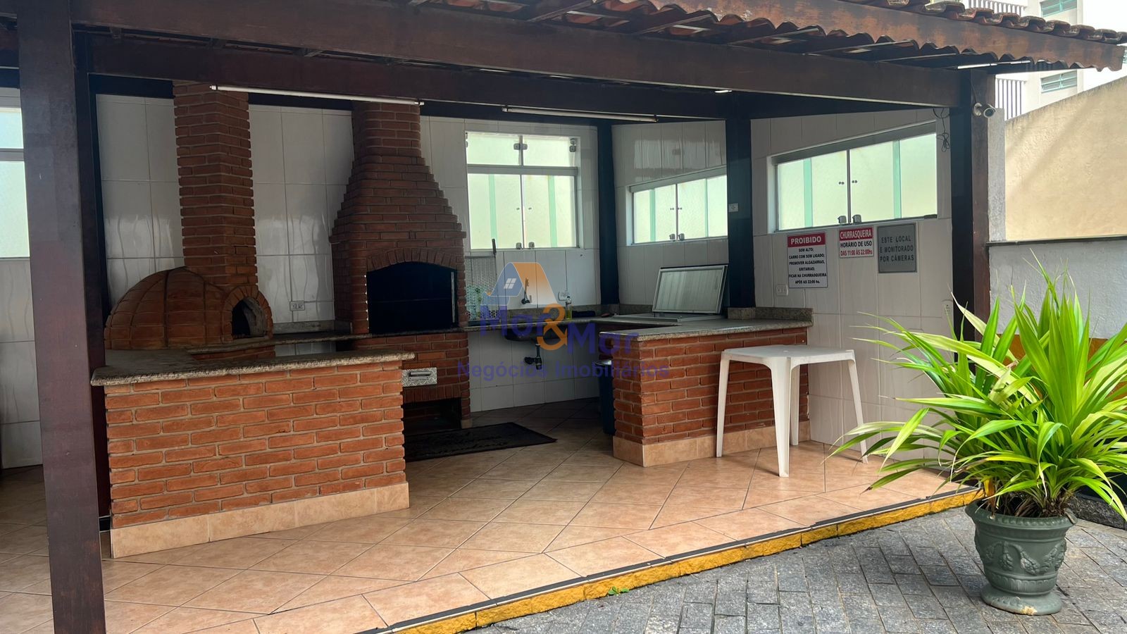 Apartamento na Praia das Pitangueiras, Guarujá - SP