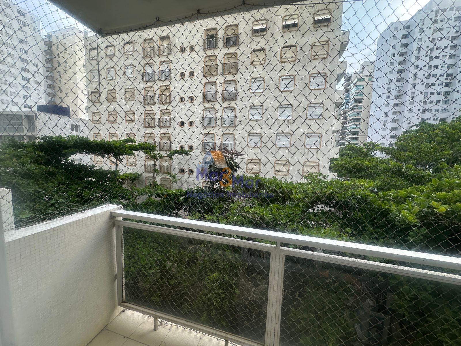 Apartamento na Praia das Pitangueiras, Guarujá - SP