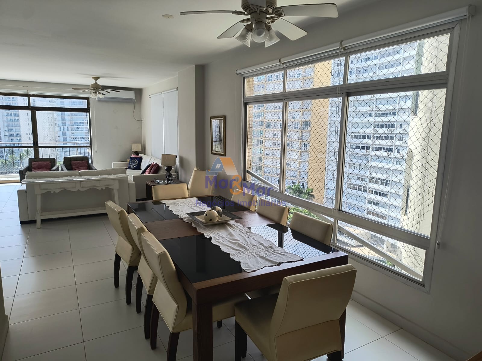 Apartamento na Praia das Pitangueiras, Guarujá - SP