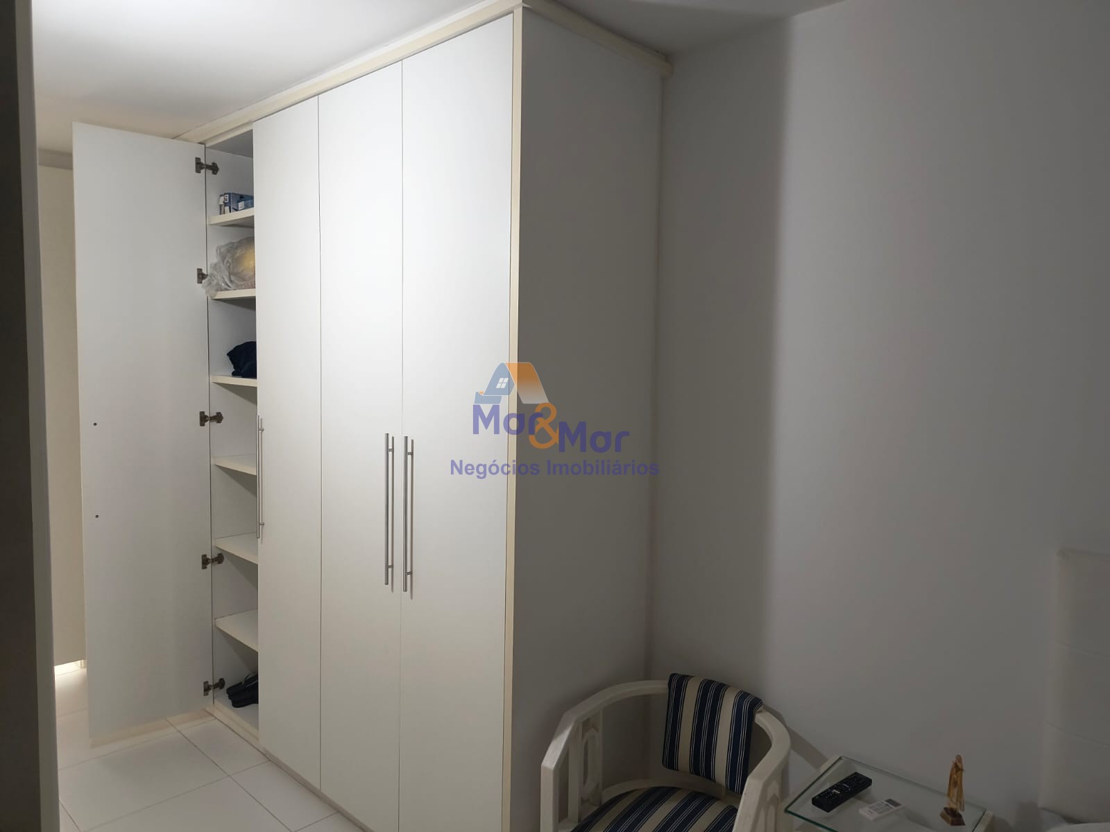 Apartamento na Praia das Pitangueiras, Guarujá - SP
