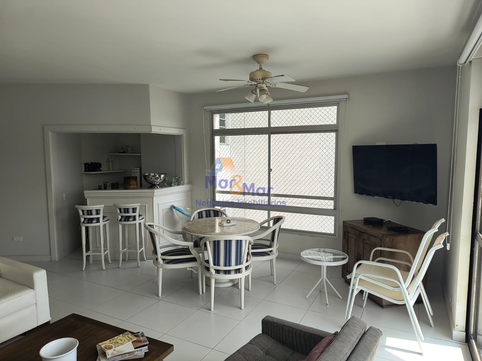 Apartamento na Praia das Pitangueiras, Guarujá - SP