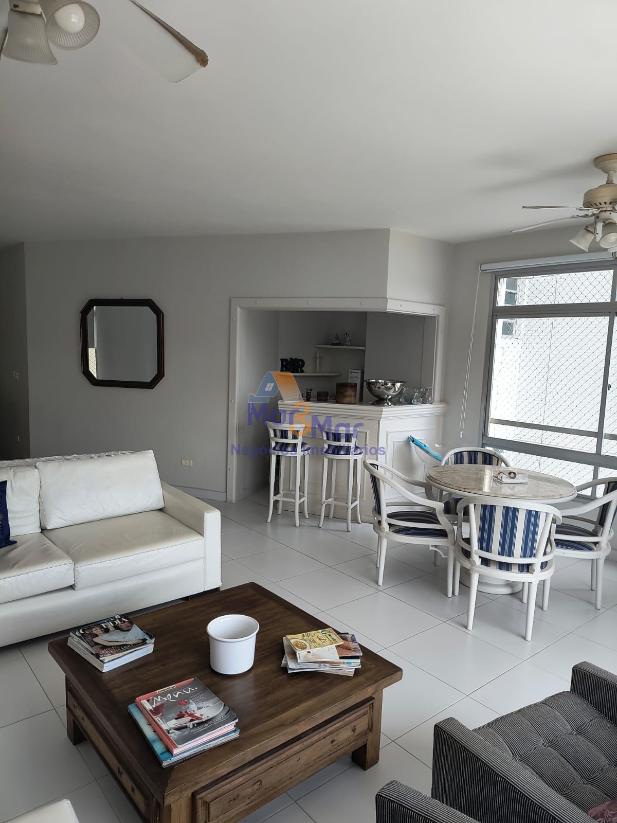 Apartamento na Praia das Pitangueiras, Guarujá - SP