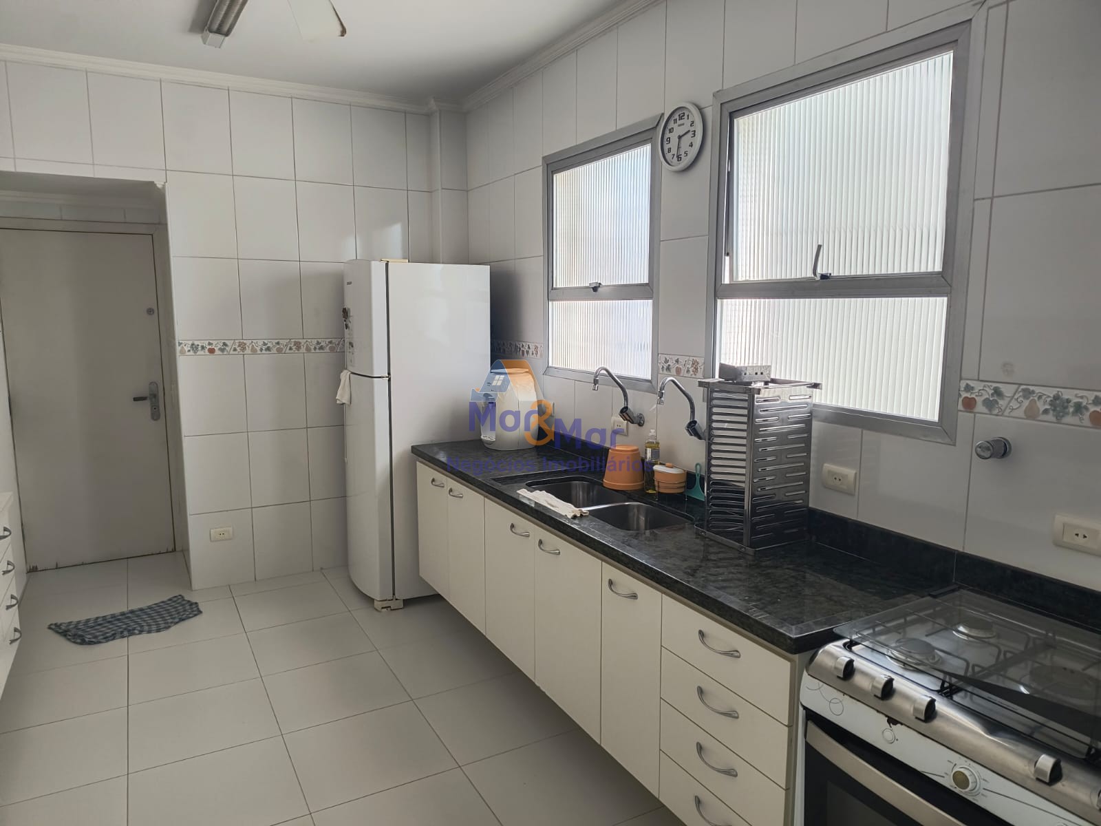 Apartamento na Praia das Pitangueiras, Guarujá - SP
