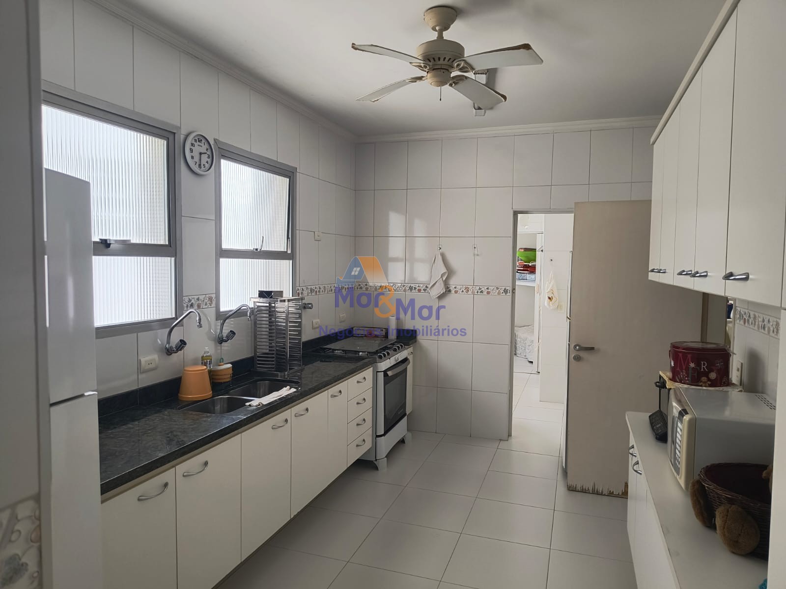 Apartamento na Praia das Pitangueiras, Guarujá - SP