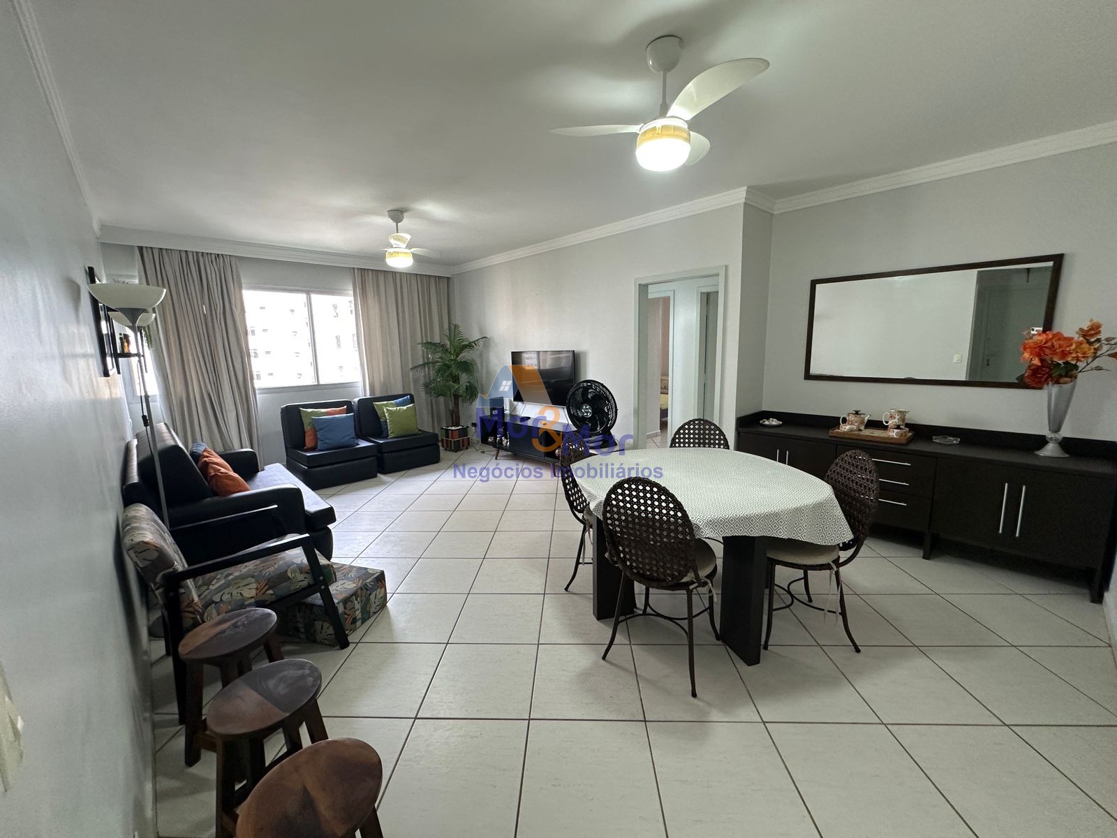 Apartamento na Praia das Pitangueiras, Guarujá - SP