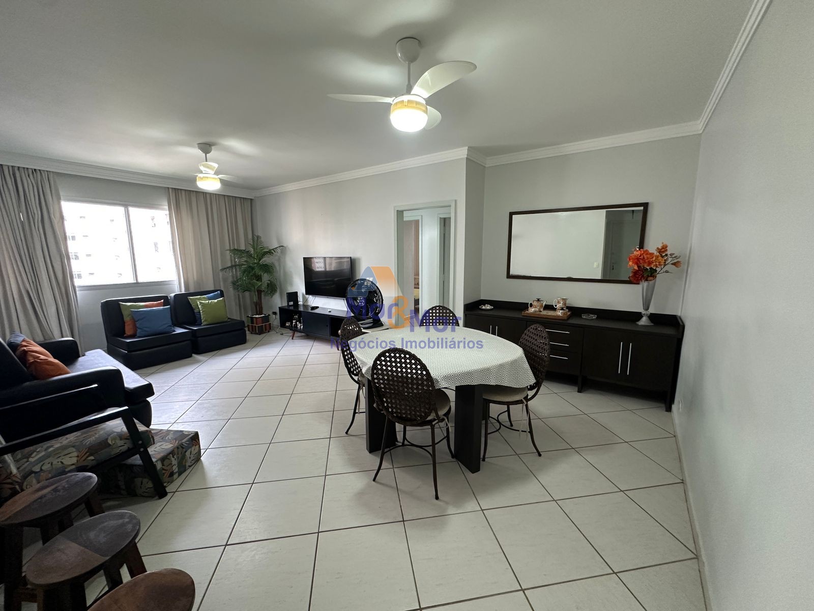 Apartamento na Praia das Pitangueiras, Guarujá - SP