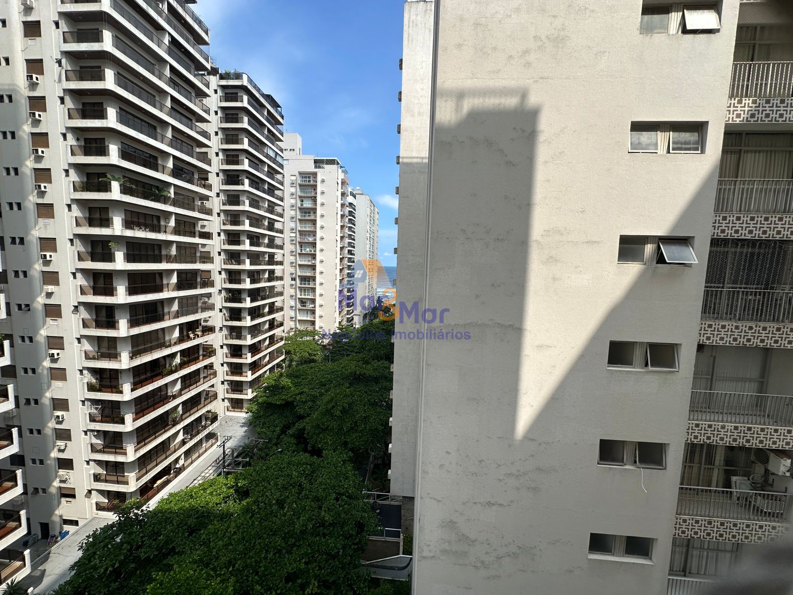 Apartamento na Praia das Pitangueiras, Guarujá - SP