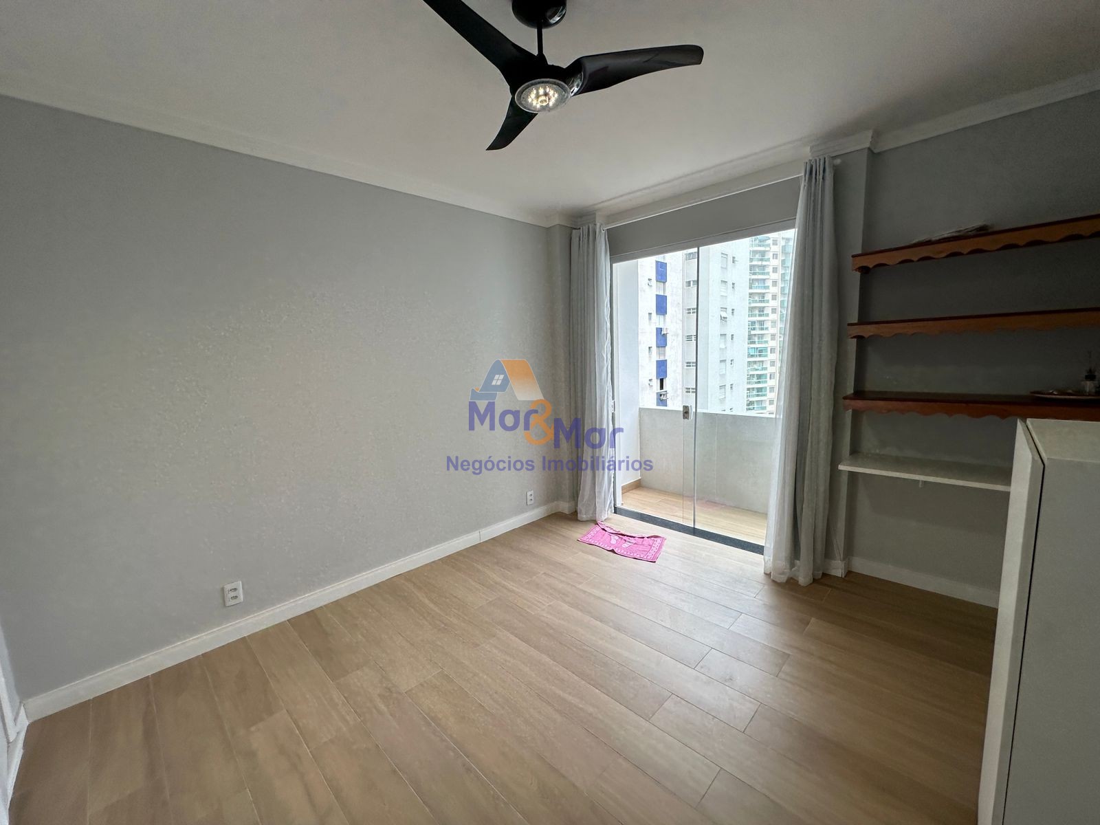 Apartamento na Praia das Pitangueiras, Guarujá - SP