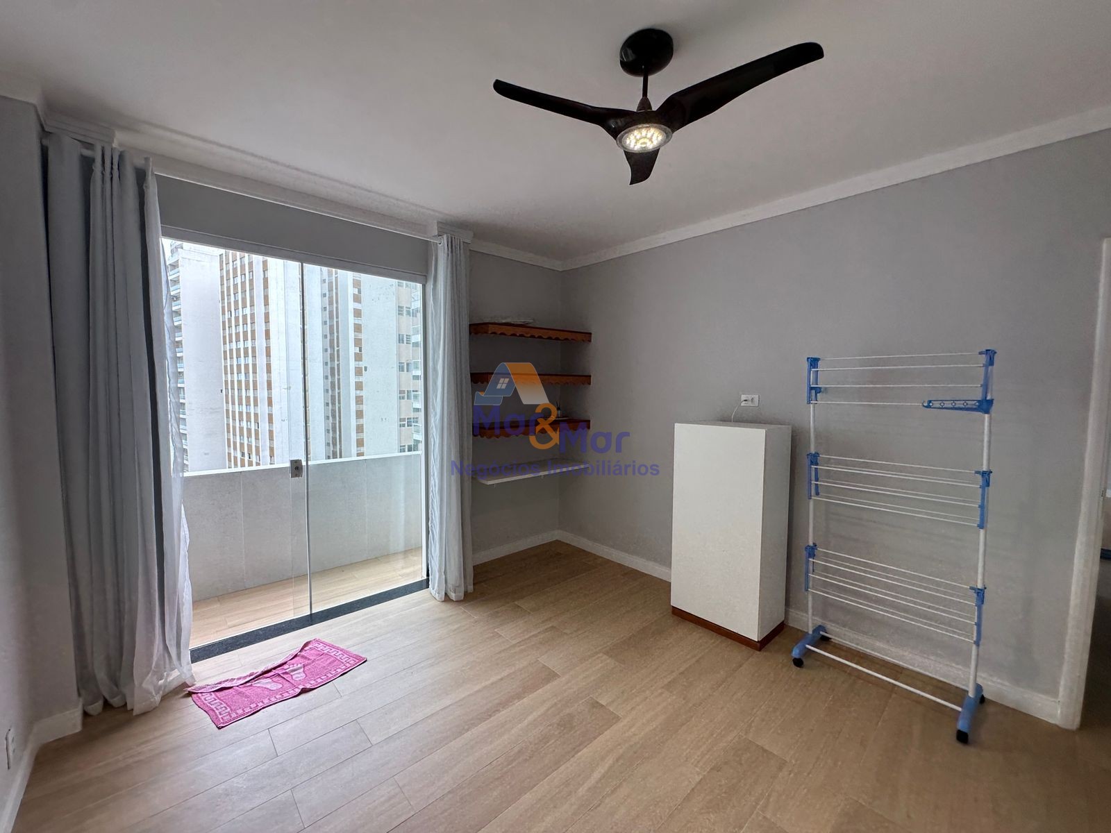 Apartamento na Praia das Pitangueiras, Guarujá - SP