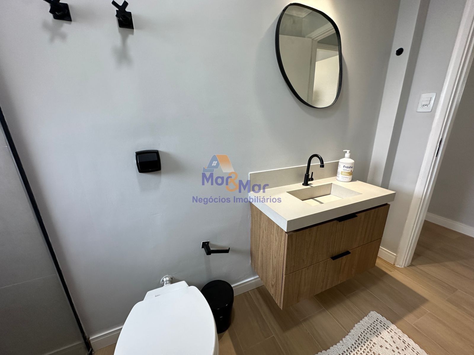 Apartamento na Praia das Pitangueiras, Guarujá - SP