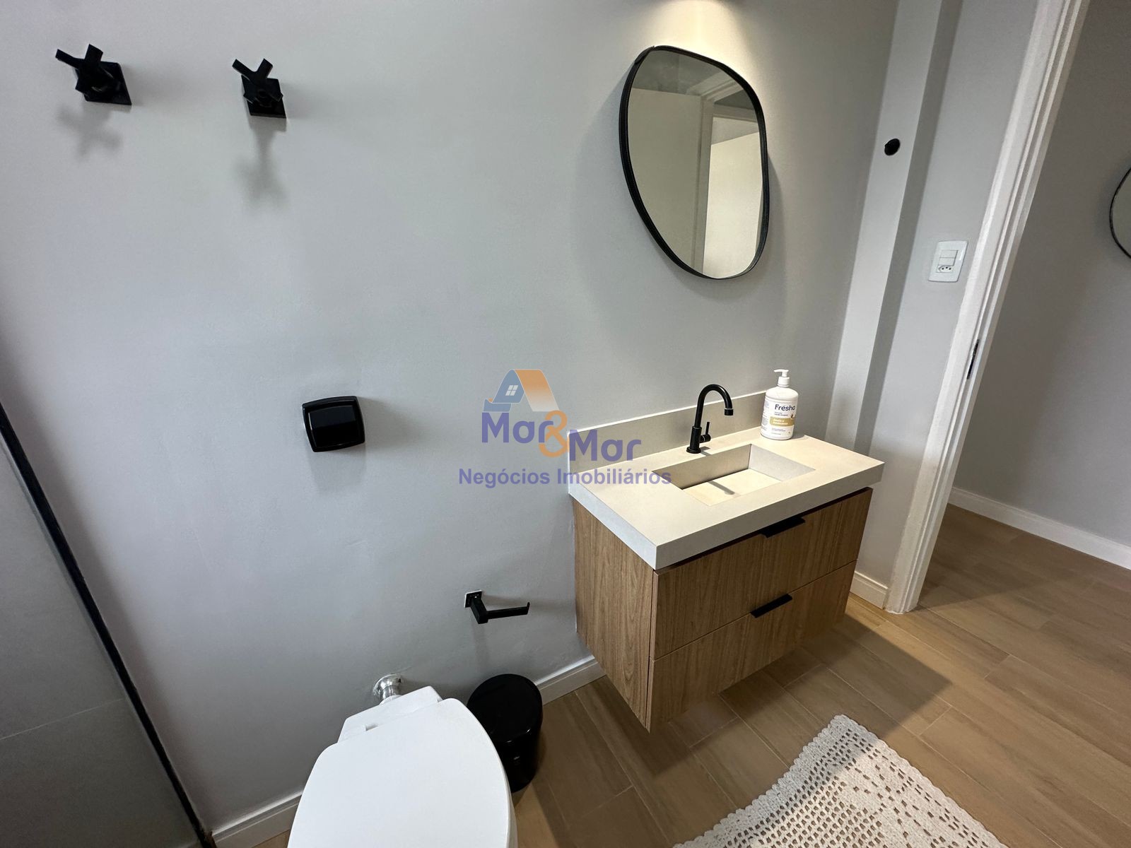 Apartamento na Praia das Pitangueiras, Guarujá - SP