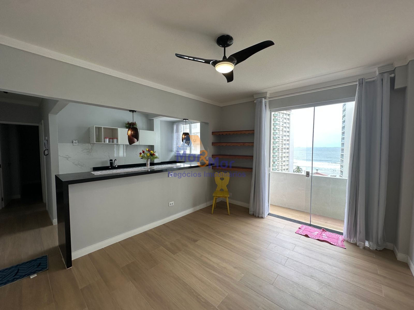 Apartamento na Praia das Pitangueiras, Guarujá - SP