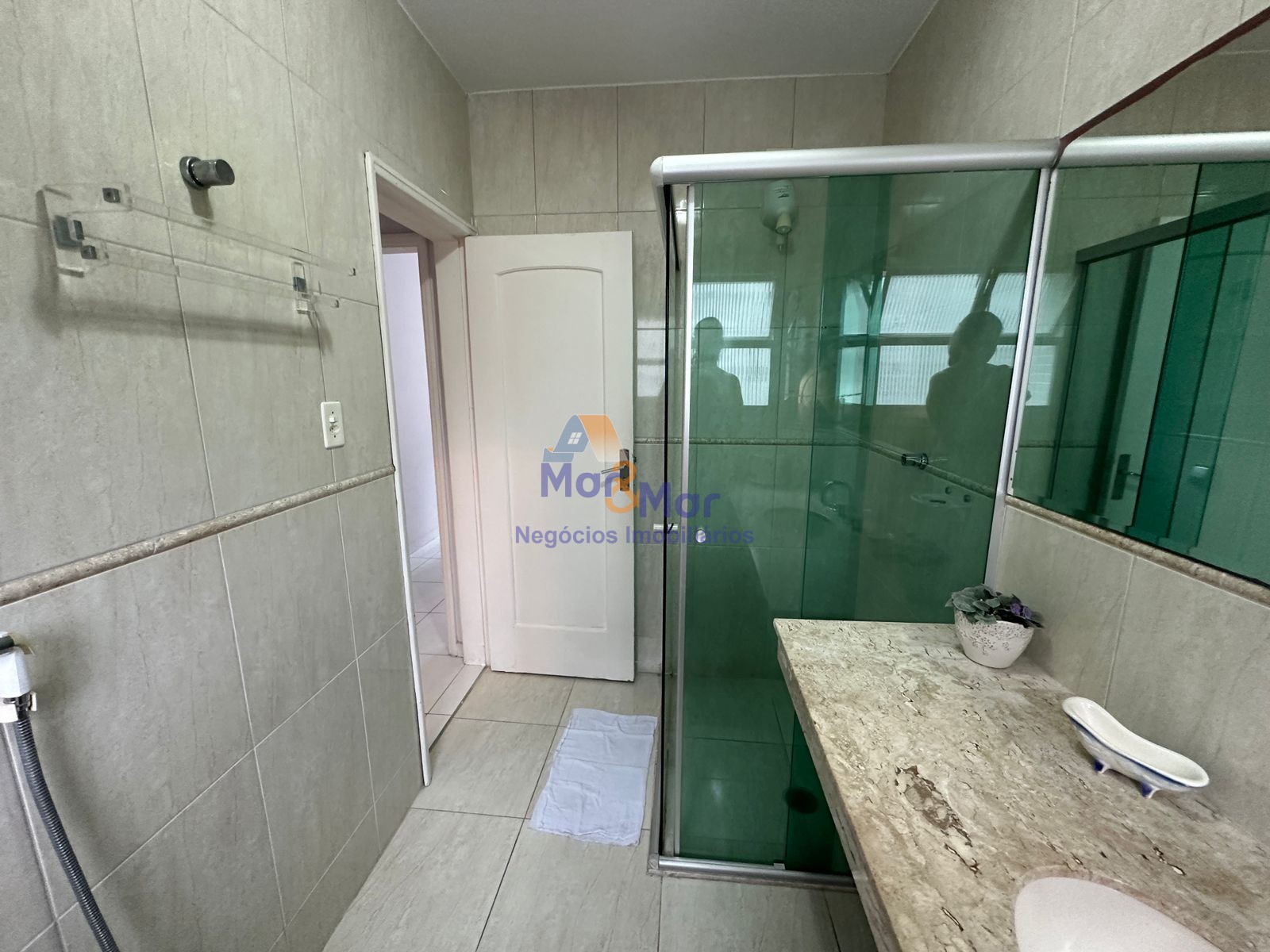 Apartamento na Praia das Pitangueiras, Guarujá - SP