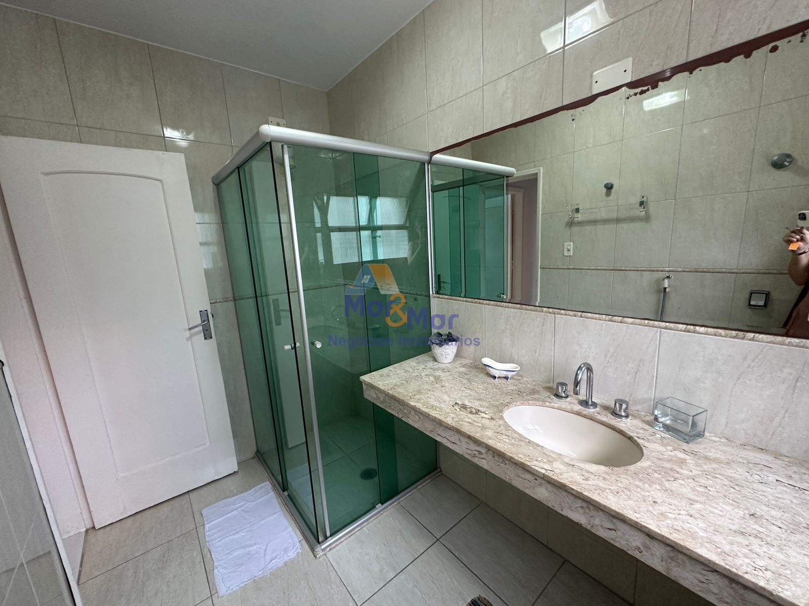 Apartamento na Praia das Pitangueiras, Guarujá - SP