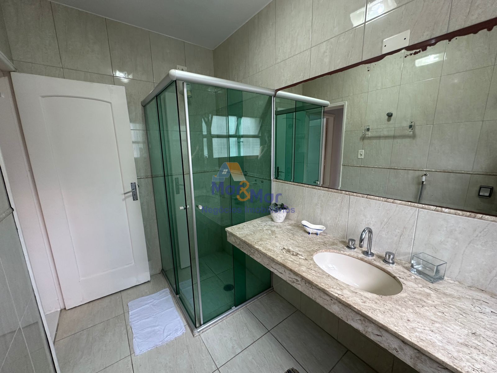 Apartamento na Praia das Pitangueiras, Guarujá - SP