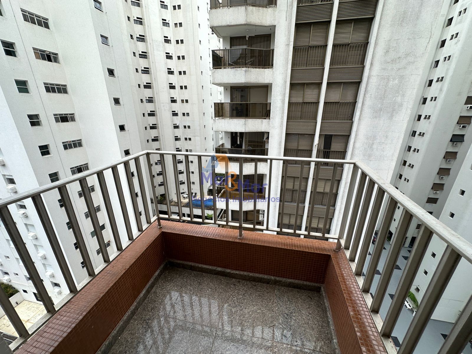 Apartamento na Praia das Pitangueiras, Guarujá - SP