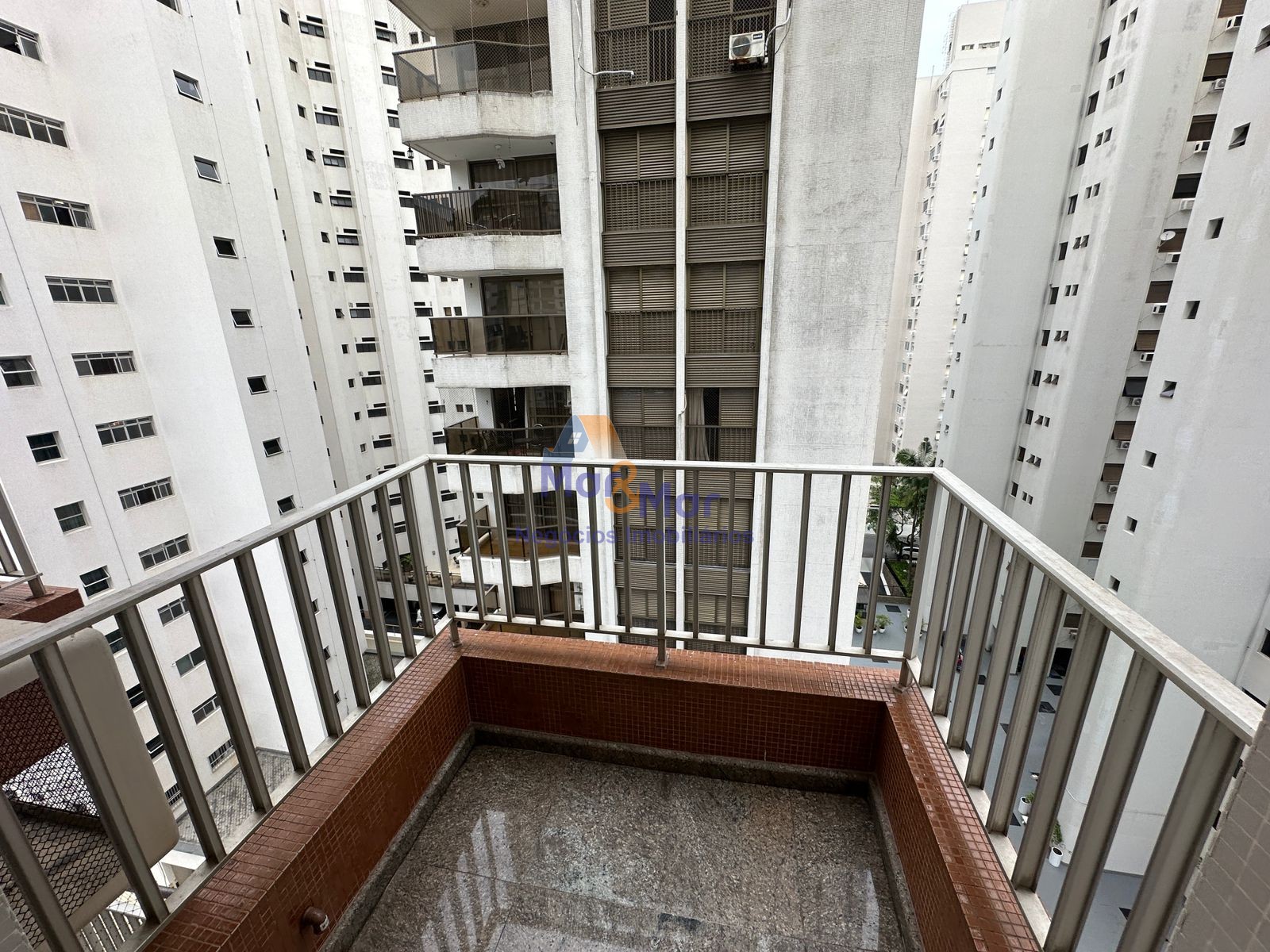 Apartamento na Praia das Pitangueiras, Guarujá - SP