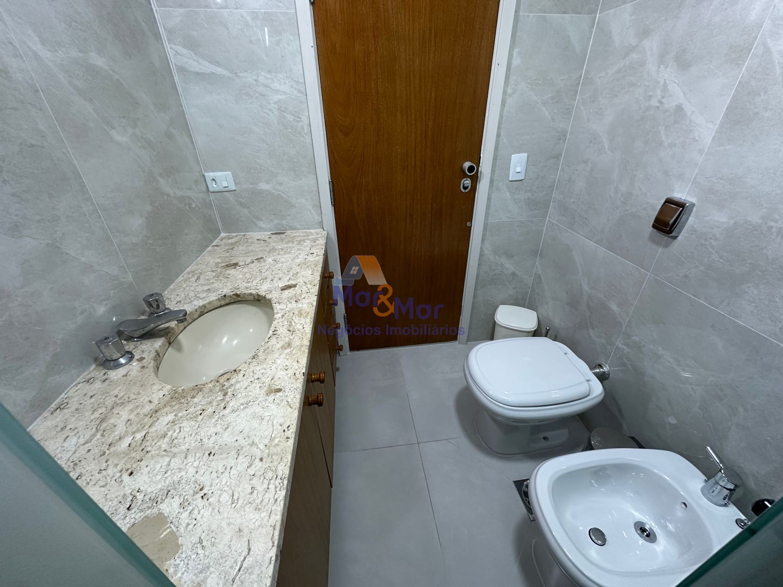 Apartamento na Praia das Pitangueiras, Guarujá - SP