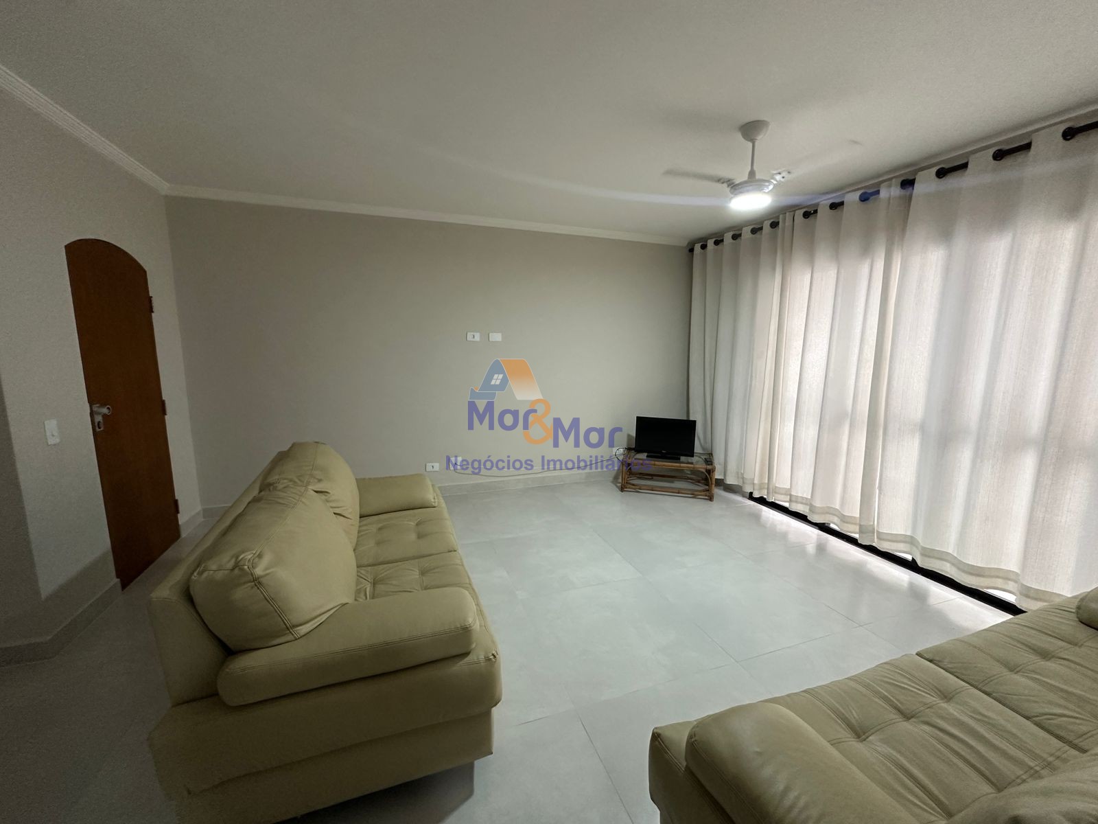 Apartamento na Praia das Pitangueiras, Guarujá - SP