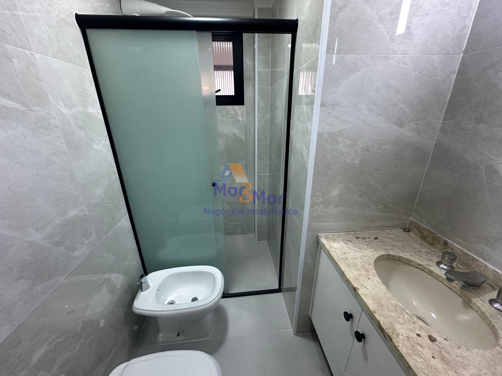 Apartamento na Praia das Pitangueiras, Guarujá - SP