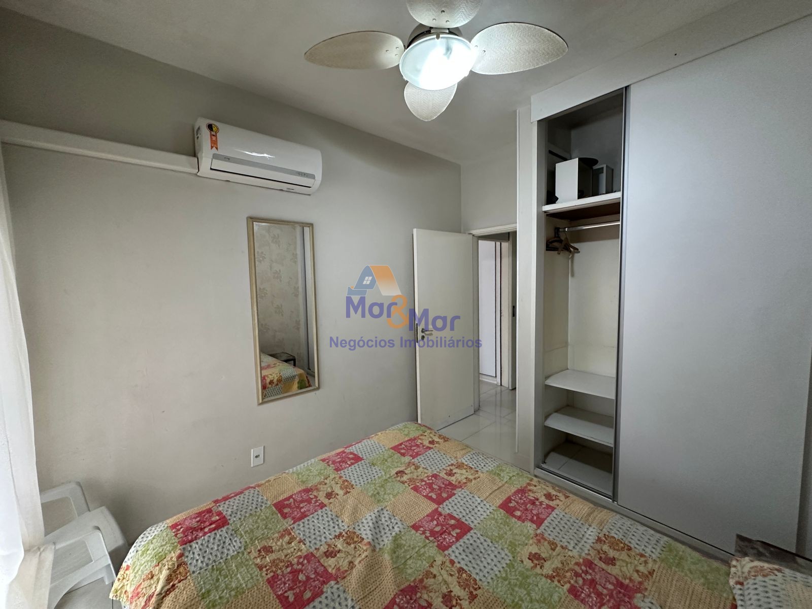 Apartamento na Praia das Pitangueiras, Guarujá - SP