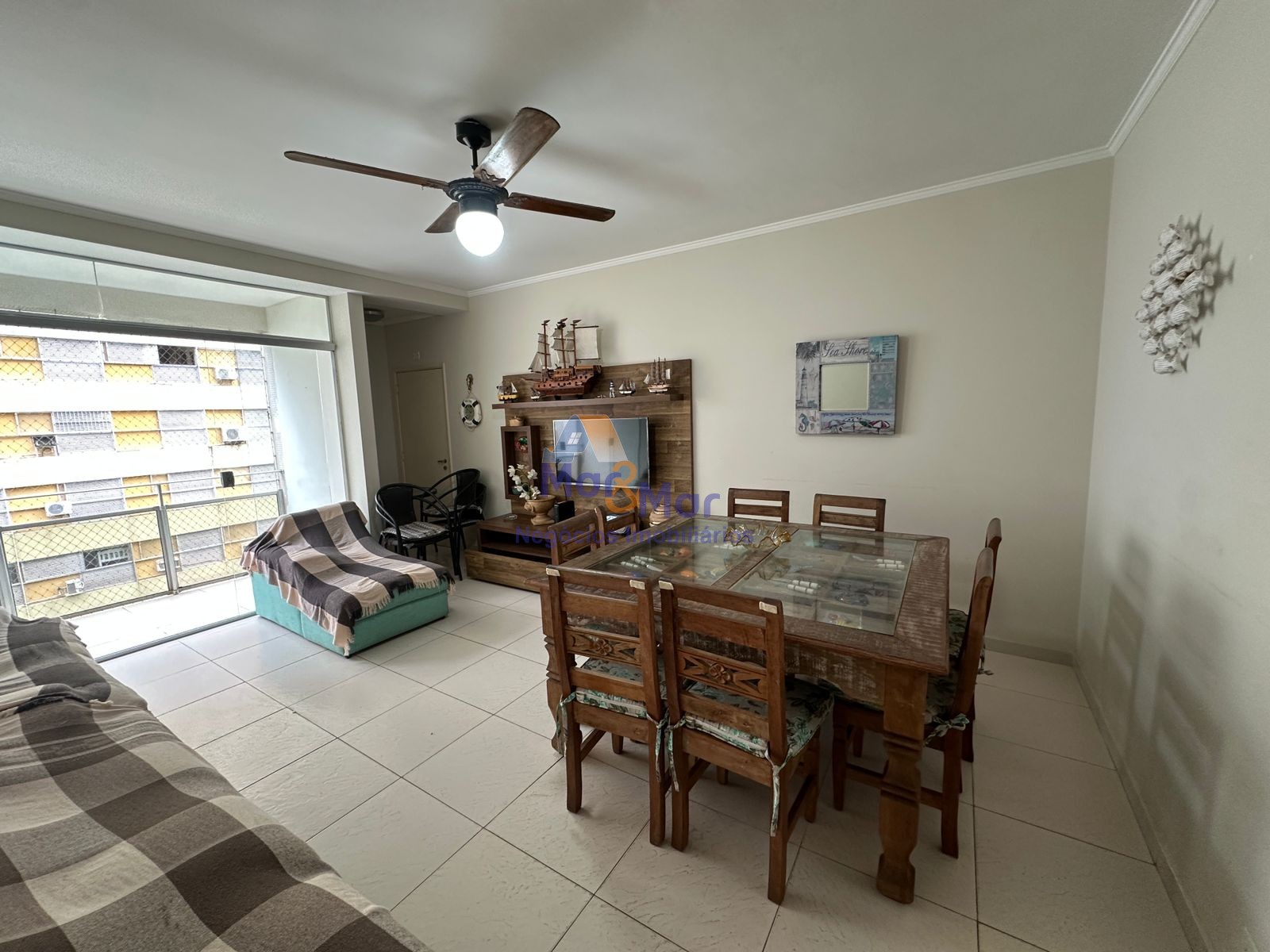 Apartamento na Praia das Pitangueiras, Guarujá - SP
