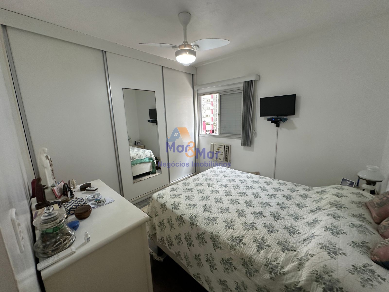 Apartamento na Praia das Pitangueiras, Guarujá - SP