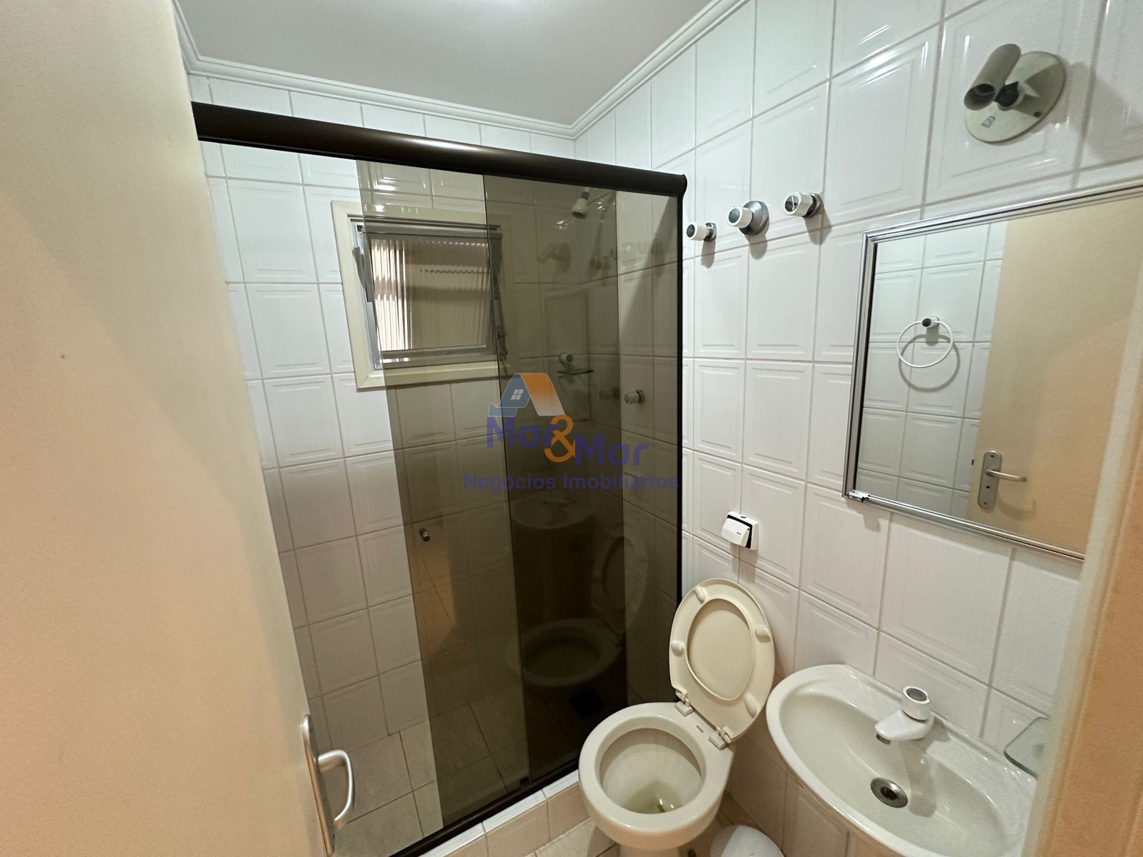 Apartamento na Praia das Pitangueiras, Guarujá - SP