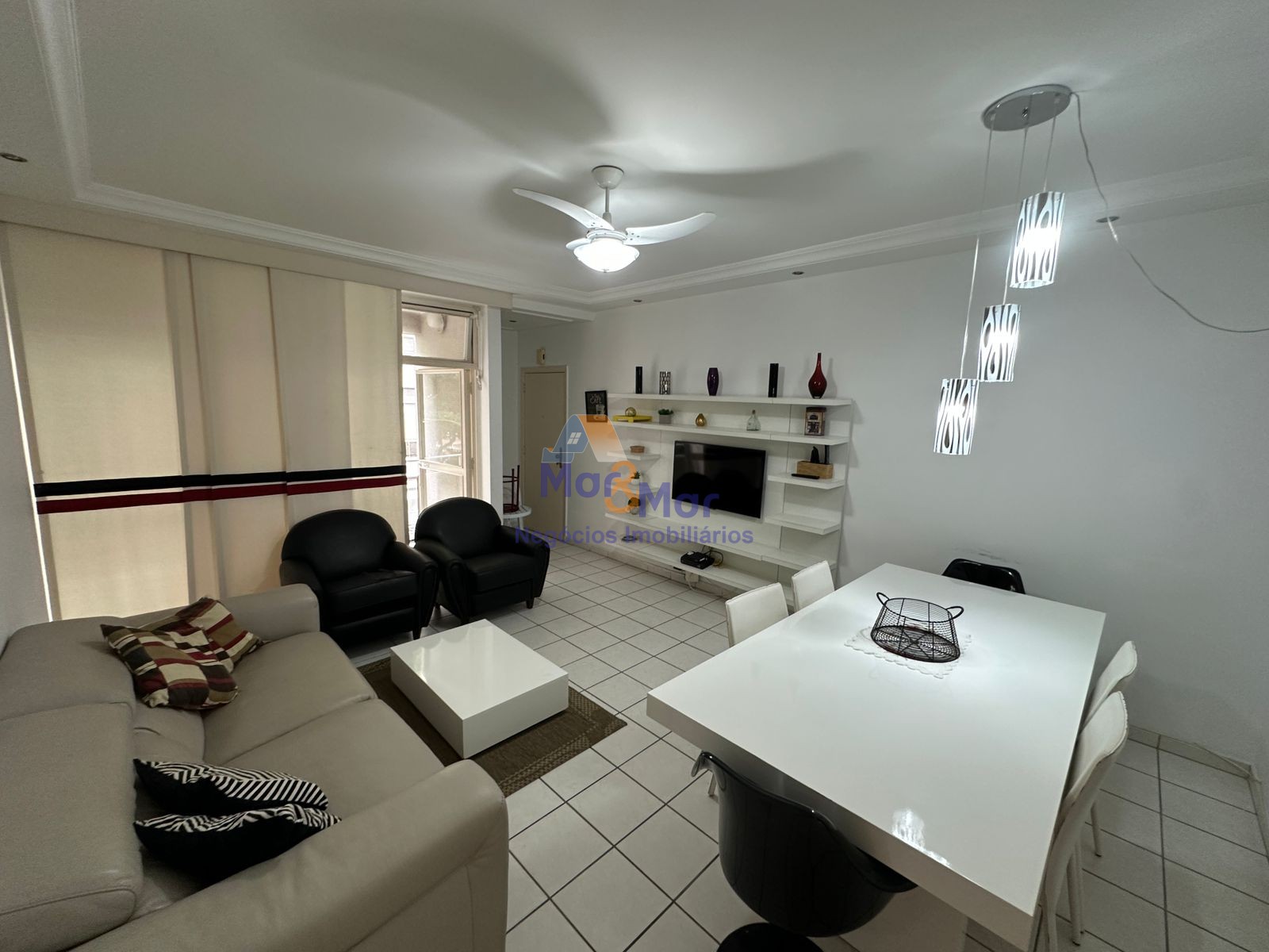 Apartamento na Praia das Pitangueiras, Guarujá - SP