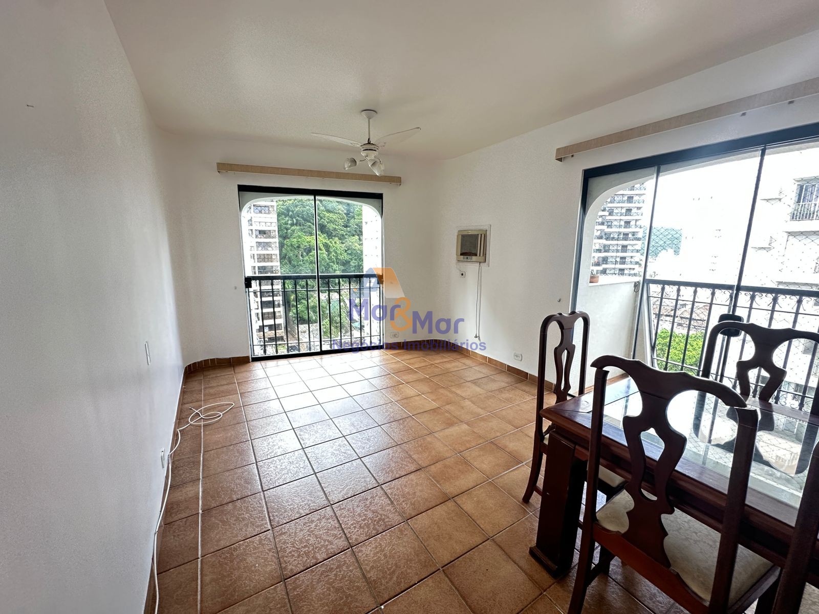 Apartamento na Praia das Pitangueiras, Guarujá - SP