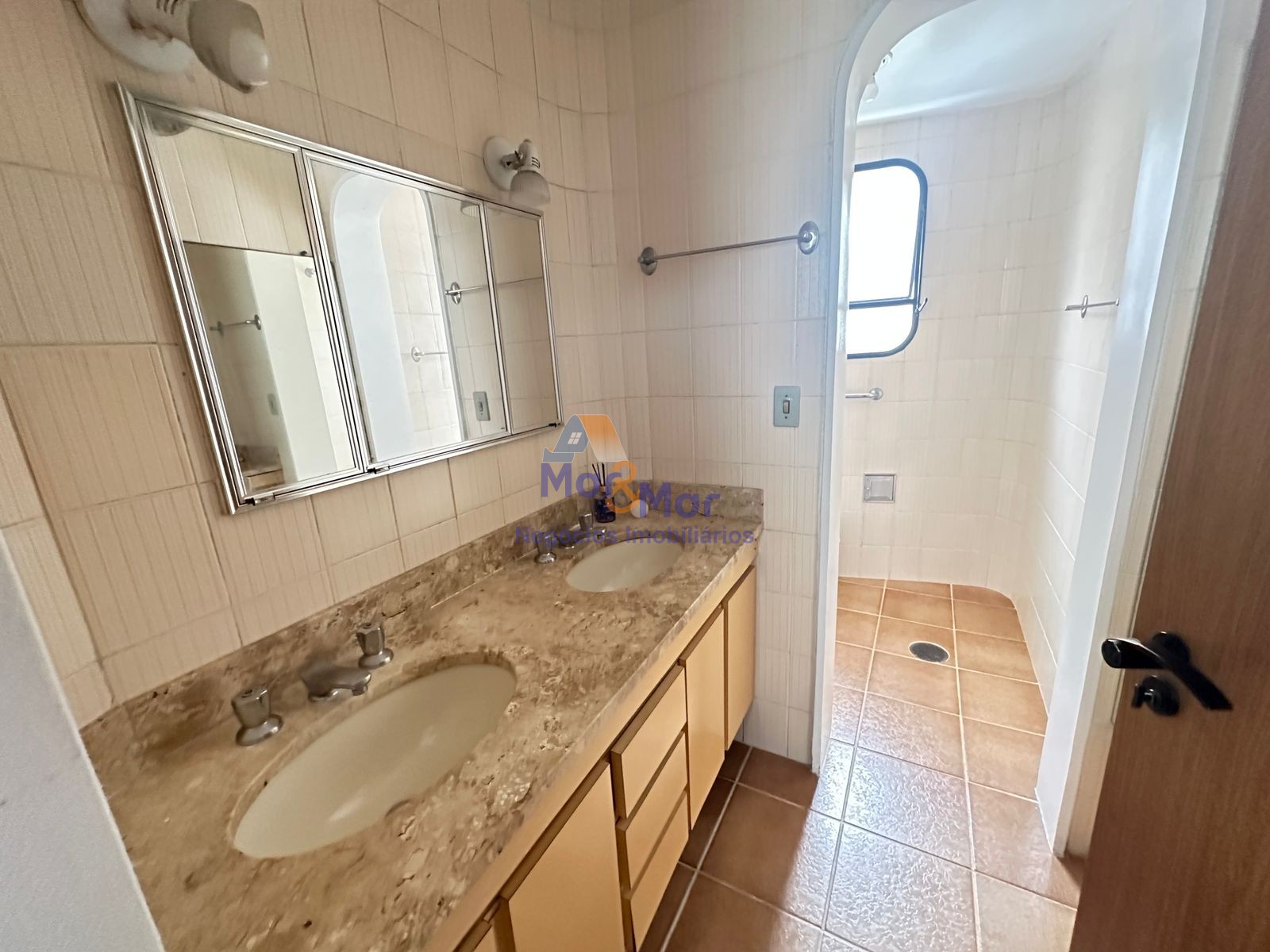 Apartamento na Praia das Pitangueiras, Guarujá - SP