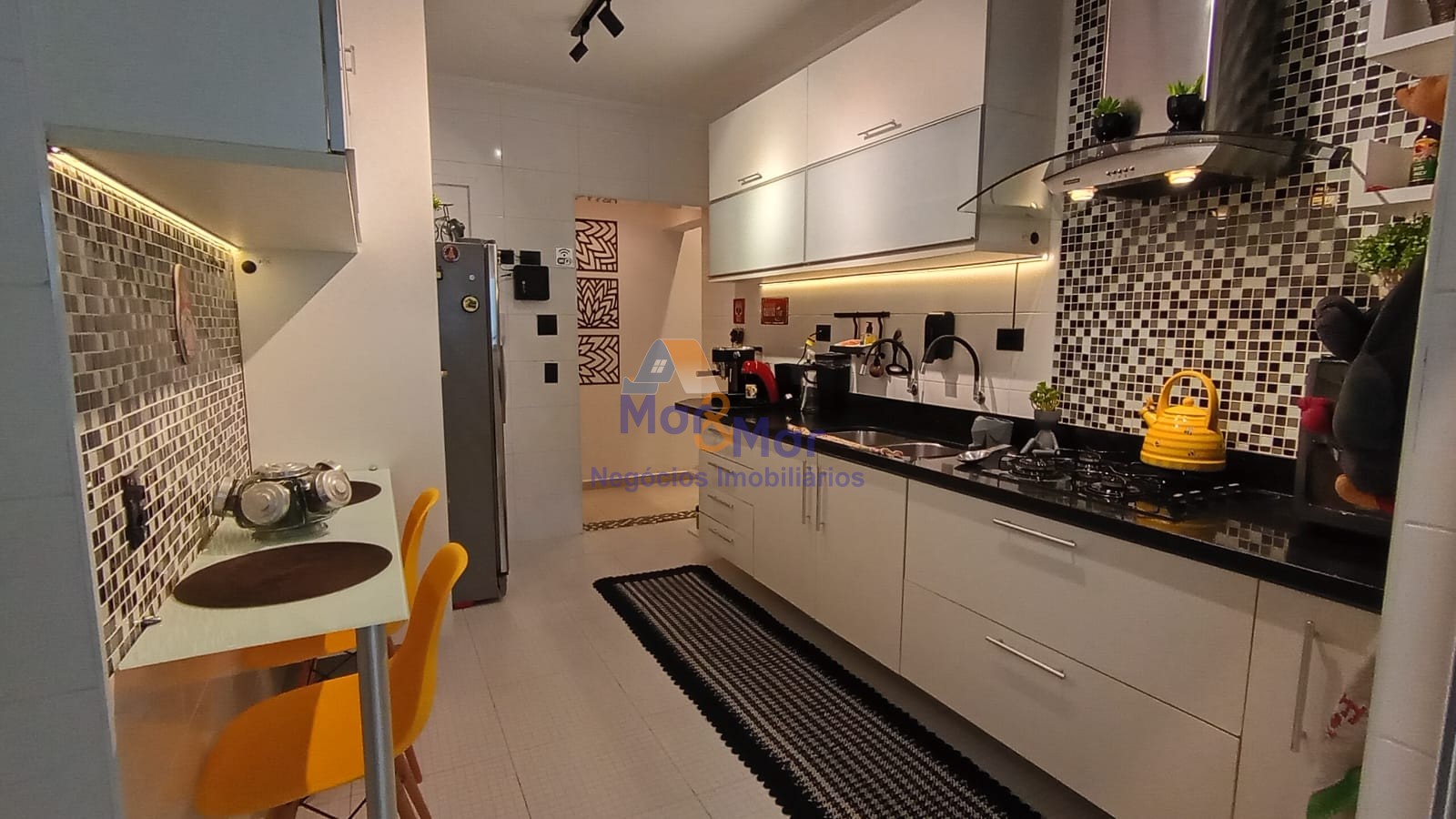 Apartamento na Praia das Pitangueiras, Guarujá - SP